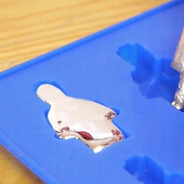 Металлический галлий, температура плавления 30 градусов, жидкость