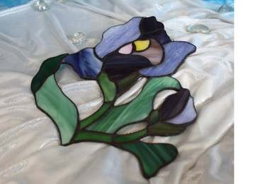 Витражный цветок модерн Ирис Фиолетовый на окне