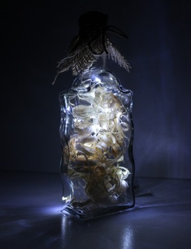 Декорирование стекла, светодиодная лампа на батарейках, балкон, терраса, окно, стол, полка