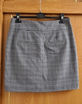 Krótka elegancka spódnica mini w kratkę pepitkę z kieszeniami