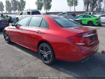 Mercedes Klasa E W213 2019 Mercedes-Benz Klasa E 2019 Mercedes-Benz E-Class E 300 RWD Sedan 2.0 241KM, zdjęcie 3