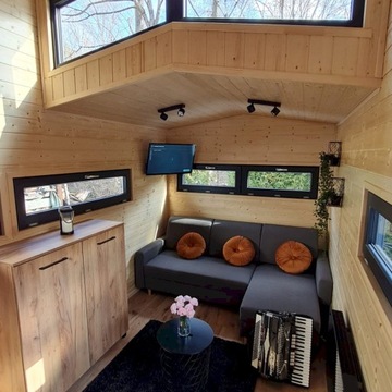 Tiny House całoroczny mobilny domek na kołach dwu spadowy z jedną sypialnią