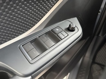 Toyota C-HR I Crossover Facelifting 1.8 Hybrid 122KM 2023 Toyota C-HR 1.8 Hybrid GPF Comfort 1.8 Hybrid Comf, zdjęcie 19