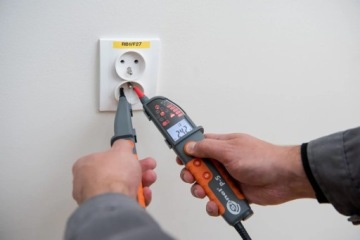 SONEL P-4 Тестер напряжения биполярный детектор с аккумуляторным фонариком