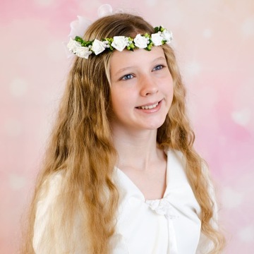 Венок для причастия в виде живых белых роз и жемчуга.