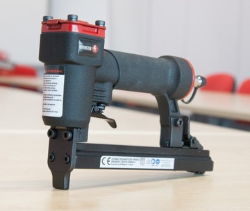 Степлер пневматический 4-16мм 4PRO8016 + скобы обивочные 80/8мм - 10 000 зл.