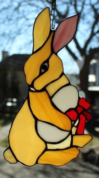 Пасхальный кролик с витражным пасхальным яйцом