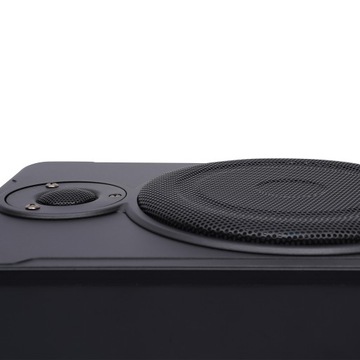 Автомобильный сабвуфер мощностью 600 Вт под сиденьем.