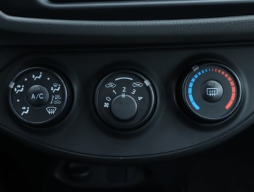 Toyota Yaris III Hatchback 5d Facelifting 2017 1.5 Dual VVT-iE 111KM 2020 Toyota Yaris 1.5 Dual VVT-i, Salon Polska, Klima, zdjęcie 15