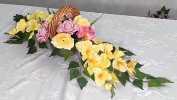 Могильный венок, букет на могилу, кладбище.