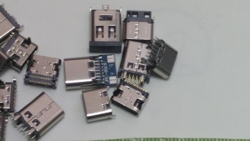 Набор из 30 различных разъемов USB-C типа C.