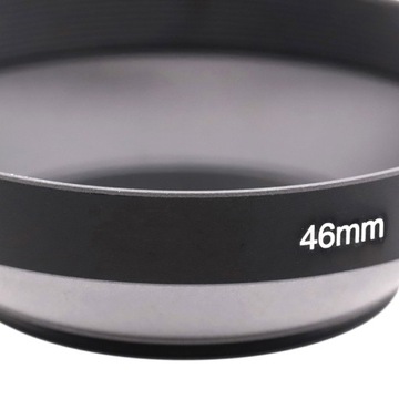 Металлическая широкоугольная солнцезащитная бленда, привинченная к объективу 46 мм.