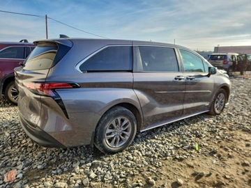 Toyota Sienna III 2021 Toyota Sienna Le 2021 2.5 Hybryda 245KM, zdjęcie 2