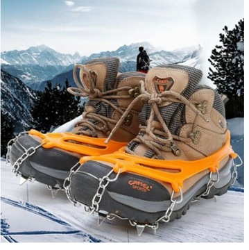 Кошки с противоскользящими походными шипами.