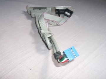 Разъём с 2 х USB-подключениями к корпусу и прочим — лентами.