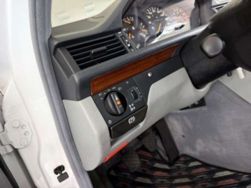 Mercedes W124 Sedan 2.0 118KM 1991 Mercedes-Benz W124 (1984-1993) 2.0 Benzyna 118KM, zdjęcie 24