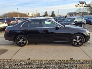 Mercedes Klasa E W213 Limuzyna Facelifting 2.0 E220d 194KM 2021 Mercedes-Benz Klasa E E220 d 194KM panorama navi digital lift alu skora gr, zdjęcie 4