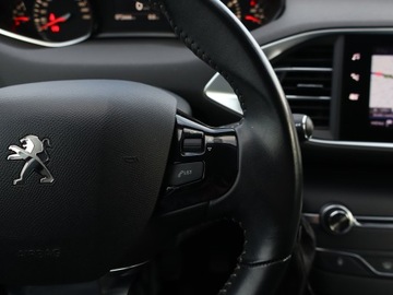 Peugeot 308 II Hatchback Facelifting 1.2 PureTech 130KM 2019 Peugeot 308 1.2 PureTech, Salon Polska, zdjęcie 16