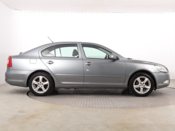 Skoda Octavia II Hatchback Facelifting 1.6 TDI CR DPF 105KM 2012 Skoda Octavia 1.6 TDI, Klima, Klimatronic, zdjęcie 5