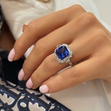 Artystyczny pierścionek z tanzanitem i diamentami z kolekcji "BlueLegacy"
