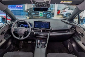 Toyota C-HR II SUV Plug-In 2.0 Hybrid Dynamic Force Plug-in  223KM 2025 Toyota C-HR 2.0 PHEV Style Dynamic Force Plug-in 2.0 Hybryda Plug-in, zdjęcie 4