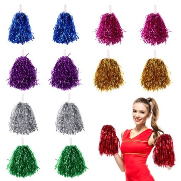 Cheerleaderki trzymają kwiaty PIŁKI NOŻNE HAŁAS
