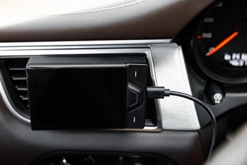 Antyradar Yanosik RS z abonamentem na 12 miesięcy bluetooth Ekran