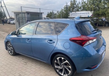 Toyota Auris II Hatchback 5d Facelifting 1.8 Hybrid 136KM 2015 Toyota Auris 1.8 VVT-i Hybrid 2015r po liftingu navi kamera 1.8 Hybryda, zdjęcie 2