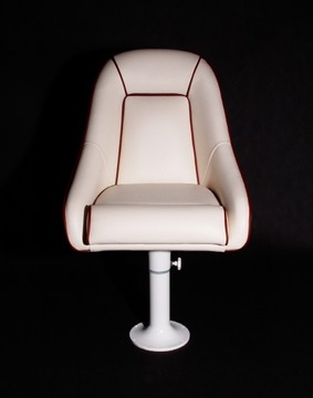 Кресло для яхты с обивкой из водонепроницаемой кожи.