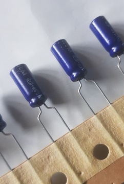 100 szt KONDENSATOR ELEKTROLITYCZNY 22uF 50V