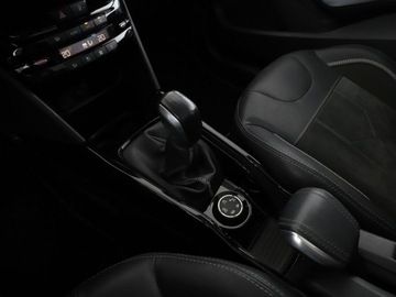 Peugeot 2008 I SUV Facelifting 1.2 PureTech 110KM 2017 Peugeot 2008 1.2 Benzyna Crossway Panorama Navi, zdjęcie 28