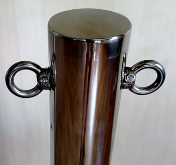 столб, отделяющий гостиничный комплекс