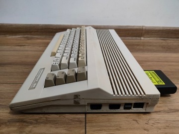 Компьютер Commodore 64 + картридж