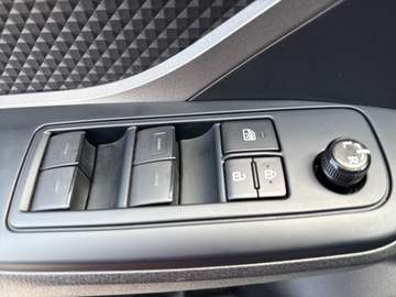 Toyota C-HR I Crossover Facelifting 1.8 Hybrid 122KM 2023 Toyota C-HR 1.8 Hybrid GPF Comfort, zdjęcie 19