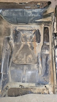 Квадраты пола сзади седана BMW e30