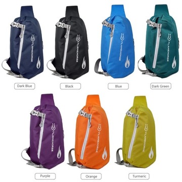 Водонепроницаемая нагрудная сумка из нейлона темно-синего цвета.