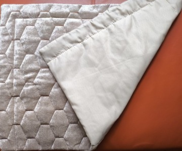 Простыня 250 x 260 см светло-бежевая глянцевая и 2 наволочки, 3 части