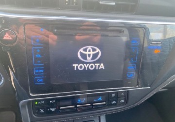 Toyota Auris II Hatchback 5d Facelifting 1.8 Hybrid 136KM 2015 Toyota Auris 1.8 VVT-i Hybrid 2015r po liftingu navi kamera 1.8 Hybryda, zdjęcie 6