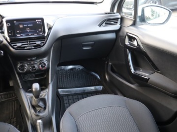 Peugeot 208 I Hatchback 5d Facelifting 1.2 PureTech 82KM 2017 Peugeot 208 1.2 PureTech, Salon Polska, zdjęcie 7