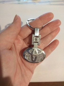 Серебряный брелок с кристаллами Toyota Avensis Verso авто