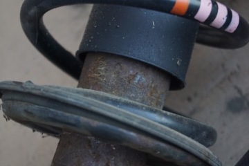 Амортизатор передний левый правый Audi A4 B8 8K0413031