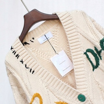 Красный кардиган и свитер с вышивкой