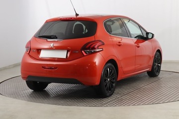 Peugeot 208 I Hatchback 5d Facelifting 1.2 PureTech 110KM 2016 Peugeot 208 1.2 PureTech, Salon Polska, zdjęcie 4