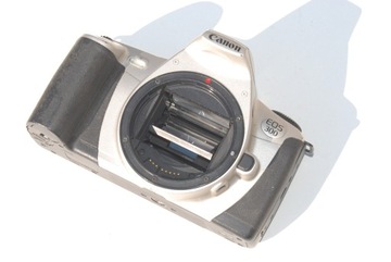 Старая антикварная аналоговая камера Canon EOS 300