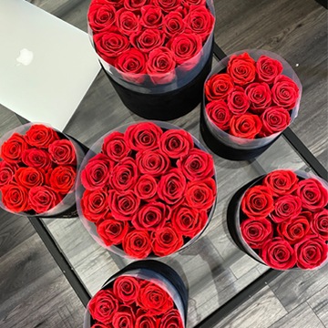 Цветочная коробка красная ETERNAL ROSES от Roses Atelier