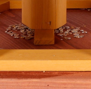 Деревянная кормушка для птиц с кормушкой KW60