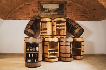 Деревянный бар с полкой и шезлонгами для вина/бочки