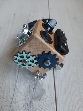 Kostka manipulacyjna EDUKACYJNA z przełącznikami zabawka drewniana