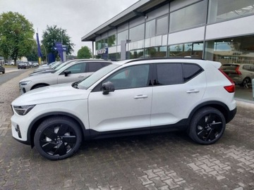 Volvo XC40 2025 VOLVO XC40 B4 Plus Black Edition Suv 2.0 (211 KM) 2025, zdjęcie 1