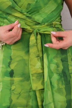 Rozkloszowana sukienka midi wzory wiązana
